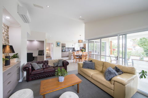 Armidale Cottage - House 2 - Stays Accommodation 19