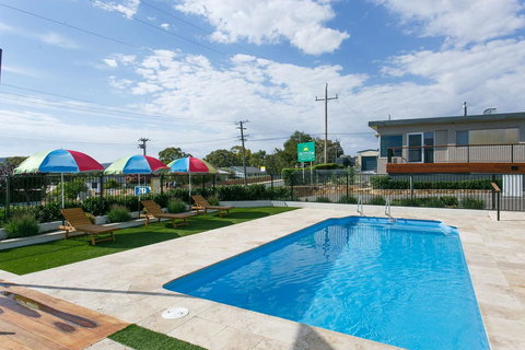 Crestview Tourist Park - Stays Accommodation 3