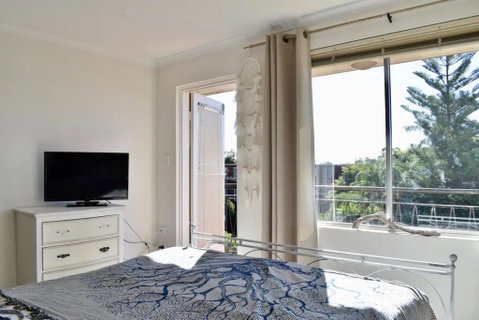 BRIGHT And Airy TOP FLOOR Apartment With FAB Views - Stayed 1