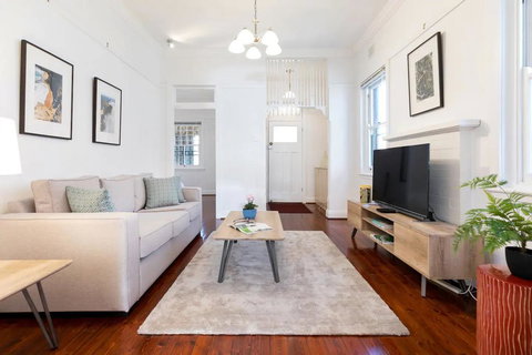 Bright And Elegant Executive 3 Bedroom Family Home - Stays Accommodation 0