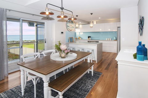 Busselton Beach House - Stays Accommodation 3