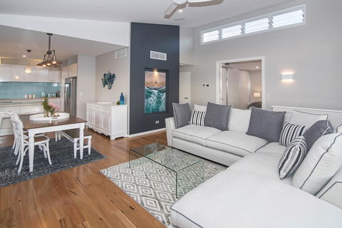Busselton Beach House - Stays Accommodation 2