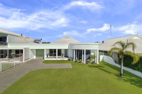 Busselton Beach House - Stays Accommodation 0