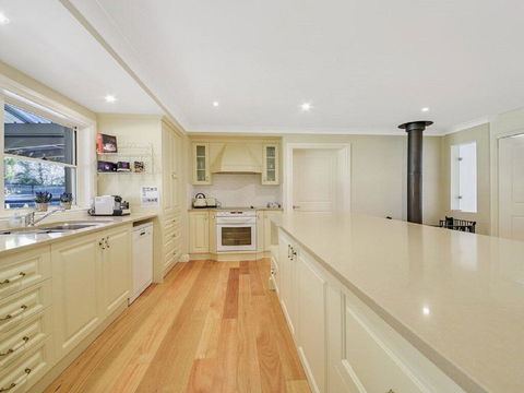 Camelot - Superbly Proportioned And Ideally Located - Stayed 3
