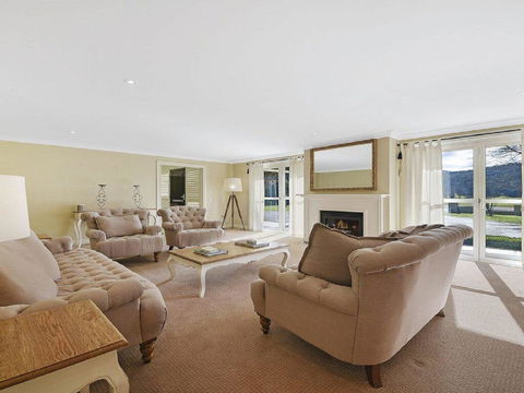 Camelot - Superbly Proportioned And Ideally Located - Stayed 2