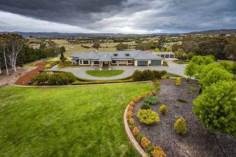 Canberra Luxury Estate - Stays Accommodation 2