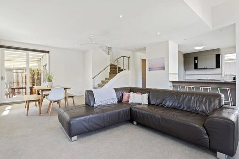 CAPEL'S REST - CAPEL SOUND - Stayed 3