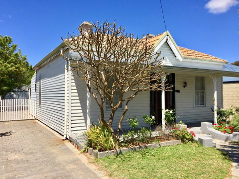 Carey Cottage - Stays Accommodation 0