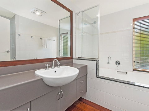 CASTWOOD VILLA No. 1 - Stays Accommodation 3