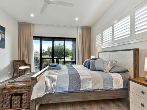 Caves Luxury Beachside Escape - Literally Across The Road From Surf Club - Stayed 3