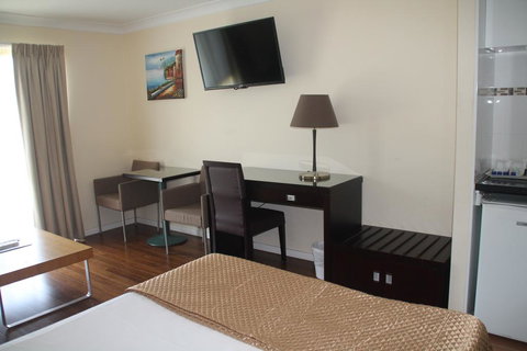 Centenary Motor Inn - Stays Accommodation 3