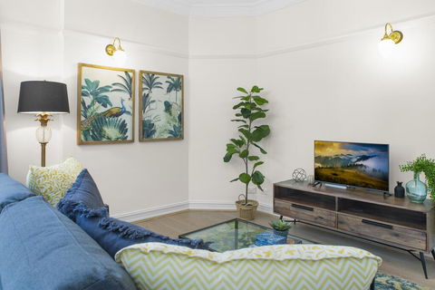 Central Apartment With Spacious Living And Dining - Stays Accommodation 2