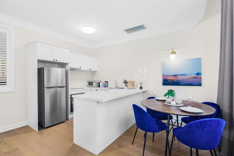 Central Apartment With Spacious Living And Dining - Stays Accommodation 3