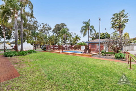 Central Caravan Park - Stayed 3