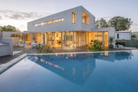 Cinque - Luxury Family Home with Pool Close to Beach and Town