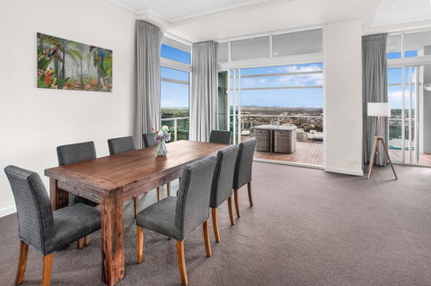 City-Centre Apartment With River Views And Balcony - Stays Accommodation 3