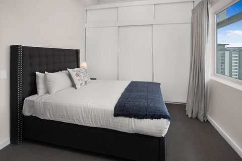 City-Centre Apartment With River Views And Balcony - Stays Accommodation 1
