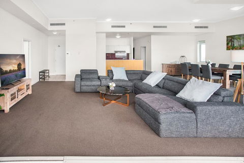 City-Centre Apartment With River Views And Balcony - Stays Accommodation 0