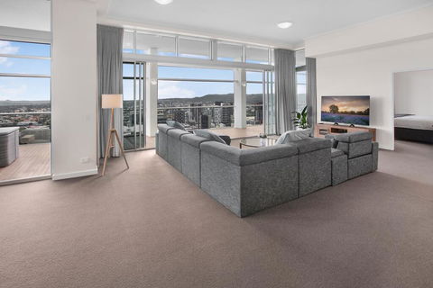 City-Centre Apartment With River Views And Balcony - Stays Accommodation 2