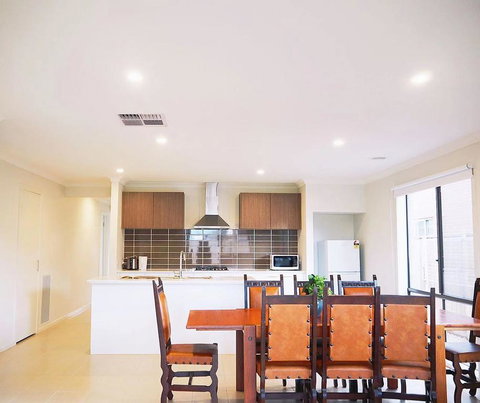 Comfortable 5BR House 6mins To Werribee Station.Great Ocean Road Tourist Stopover - Stayed 3