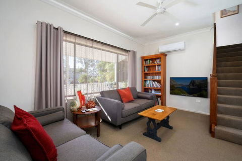 Comfortable Queen Sized Room Near Tuggerah Lake - Stays Accommodation 0