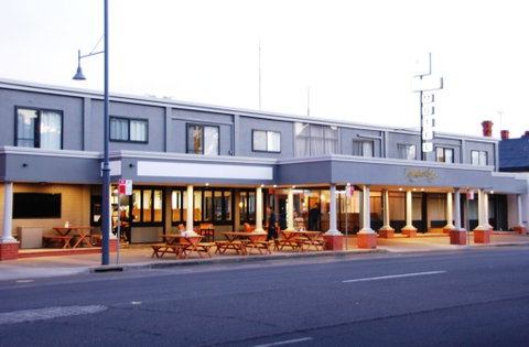 Commodore Motor Inn - Stayed 0