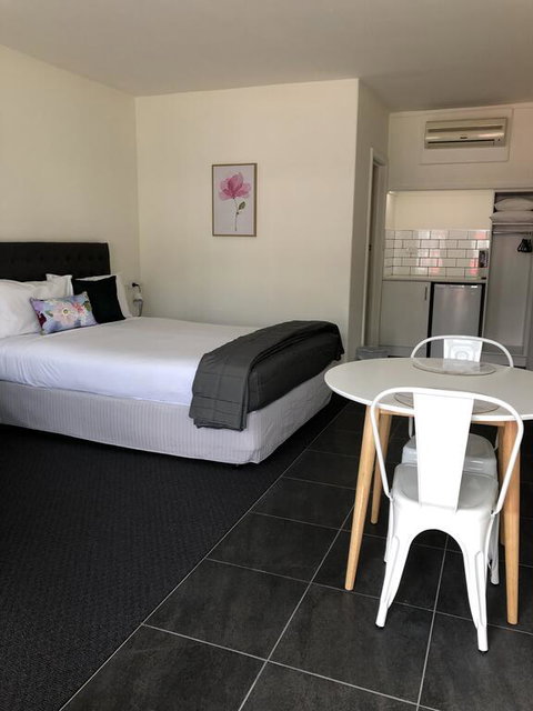 Commodore Motor Inn - Stayed 3
