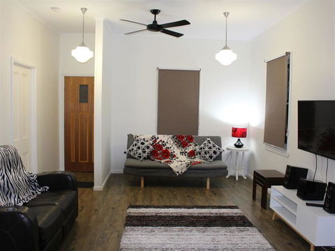 Creekview Cottage - 70 Lock Street - Stayed 3