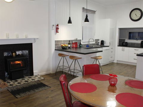 Creekview Cottage - 70 Lock Street - Stayed 2