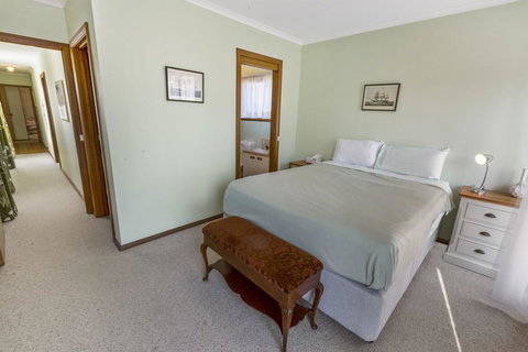 Eagle Point Getaway - Waterfront Serenity! - Stayed 2