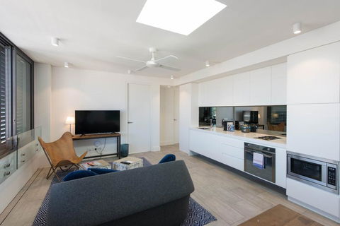 EIGHT TWO NINE TWO IV: BONDI BEACH - Stayed 1