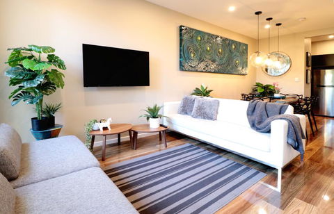 EROS City Fringe - Wifi, Wine, Netflix, Pets OK And Park Views! - Stayed 1