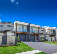 Escape At Nobbys Executive Townhouse 1 74 Pacific Drive - Stays Accommodation