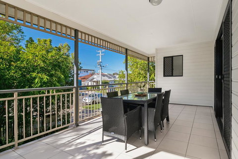 Family-Size Duplex In Quiet Neighbourhood - Stayed 3