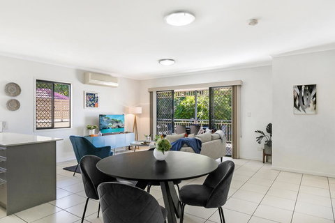 Family-Size Duplex In Quiet Neighbourhood - Stayed 2
