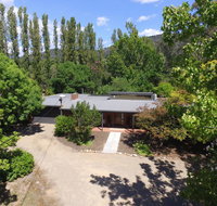 Farrington House - On the banks of the Ovens River