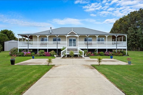 GALBRAITH BEACH STUDIO 2 - Stayed 1