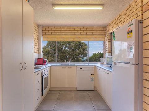 Golden Shores U7, 21 Landsborough Parade - Stays Accommodation 2