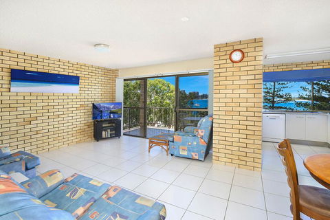 Golden Shores U8, 21 Landsborough Parade - Stays Accommodation 2