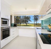 Golden Shores Unit 1 21 Landsborough Parade - Stays Accommodation