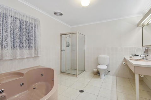 Golden Square Motor Inn - Stayed 3