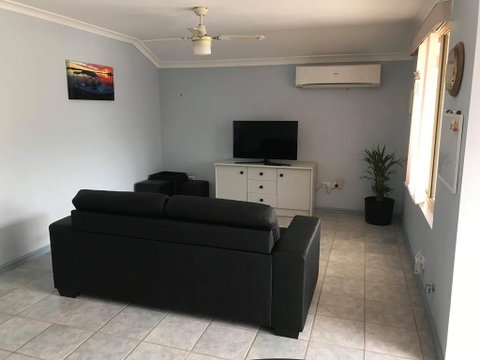 Guesthouse On Dolphin - Stays Accommodation 2