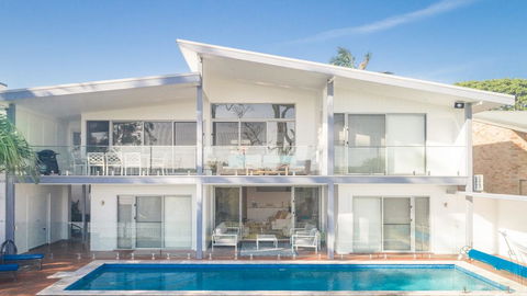 Hamptons Coastline Retreat- Waterfront With A Heated Pool - Stays Accommodation 3