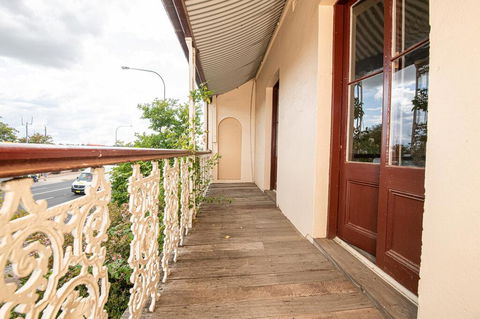 Heritage Bowen Terrace 3 Bed, 2 Bath - Walk To CBD - Stayed 3