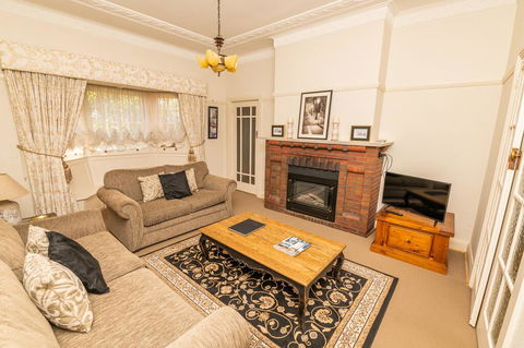 Hillside Cottage  Comfy, Spacious, Walk To CBD & Stannies - Stayed 1