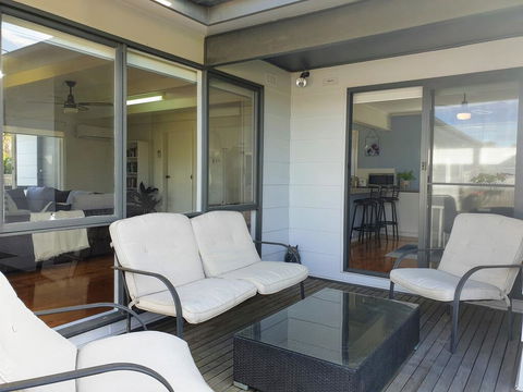 Homely Getaways In Surf Beach - Pet Friendly - Stayed 1