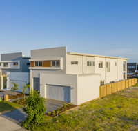 HomePlus -Fabulous Waterfront Dream Holiday House