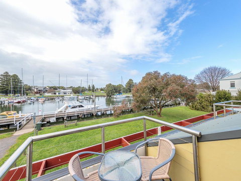 JOHANSSON'S PERCH No. 1 - Stayed 3