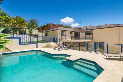 Kallaroo, 3 Kallaroo Street- Great House With Views, Pool, WIFI And Aircon - Stays Accommodation 2