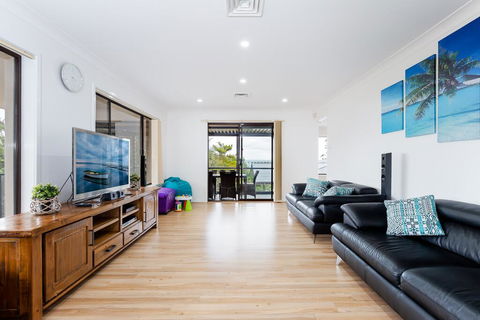 Kallaroo, 3 Kallaroo Street- Great House With Views, Pool, WIFI And Aircon - Stays Accommodation 1
